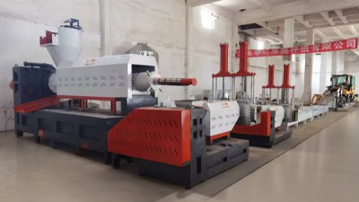 Système de granulation plastique à triple étage