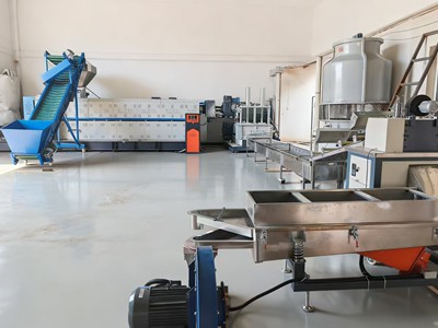Centrale de recyclage de plastique au Laos