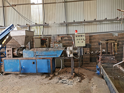 Système de granulation, avec filtre à tamis fonte à production continue