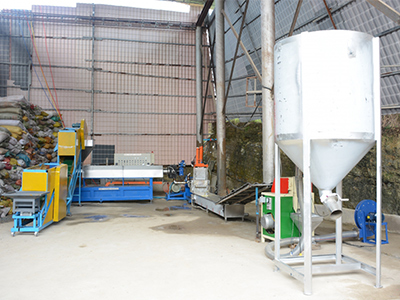 Système de granulation, avec filtre à tamis fonte à production continue