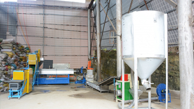 Centrale de recyclage de plastique au Laos